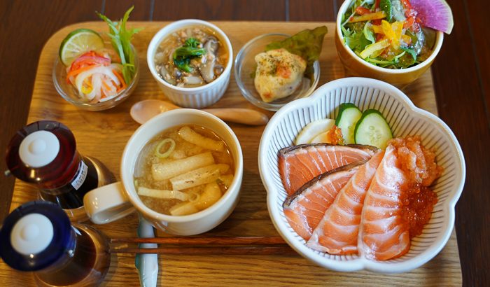 【神戸・北野】カフェで楽しむ海鮮丼：Cafeクマとサーモンと
