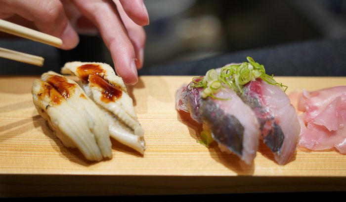 【神戸・三宮】お寿司とワインでちょい飲みを：牡蠣とワイン 立喰い すしまる ミント神戸店
