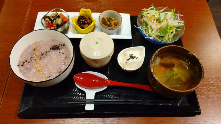 【神戸・三宮】二日酔いでもしっかり食べられるお粥ランチ：ヒル薬膳粥・ヨル貝料理カイノクチ