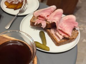 little barkly トーストにパストラミハムがのり、片手で持ち上げている