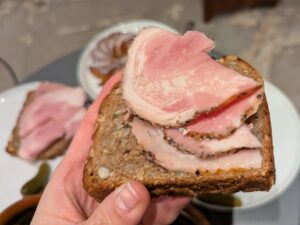 little barkly パストラミハムとピクルスのトースト写真