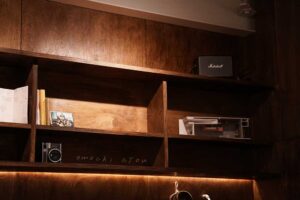 little barkly 店内 内装　飾り棚にスピーカーとカメラが置かれている