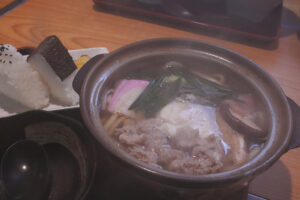 お食事処かどやの鍋焼きうどん定食、湯気がたくさん出て白っぽく写っている