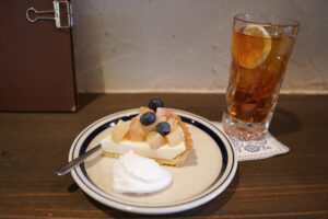 喫茶室しじまのもものヨーグルトタルトとアイスティー